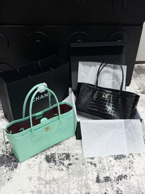 Chanel Croc skin tote bag - Image 2